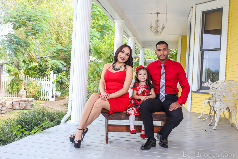 Family In Red – Mission, Texas – Ben Briones Studios